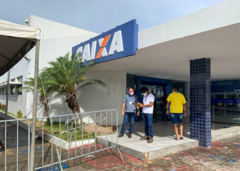 Piauí Conectado realização ação para auxiliar população nas filas da Caixa Econômica
